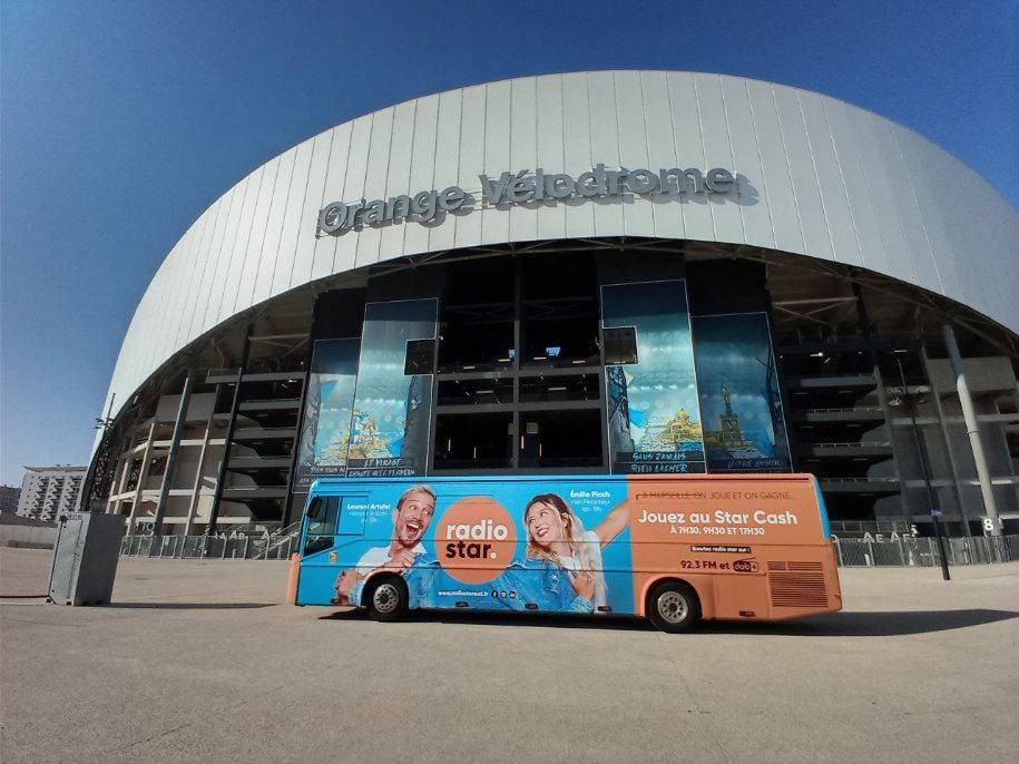Le bus Radio Star stationné devant le Vélodrome pour un max de visibilité