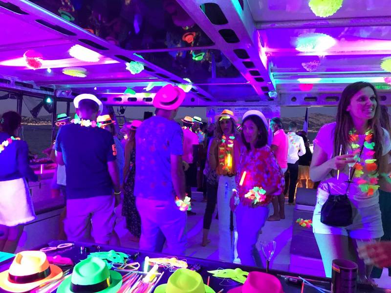 Agence de communication pour organiser un apéro Boat de folie pour remercier nos clients !